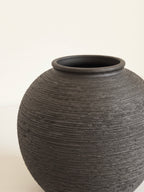 Strukturierte Keramikvase in distressed Weiß im Wabi-Sabi-Stil