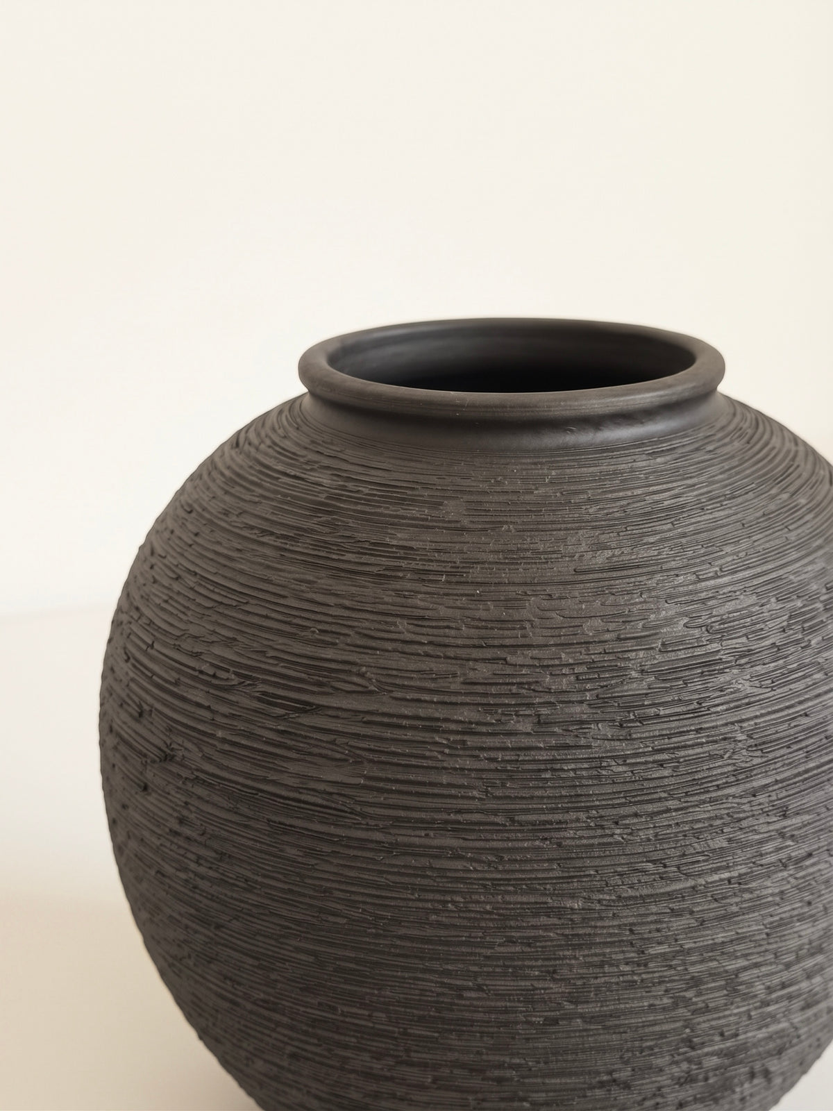 Strukturierte Keramikvase in distressed Weiß im Wabi-Sabi-Stil
