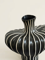 Vase sculptural moderne rayé noir et blanc