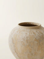 Strukturierte Keramikvase in distressed Weiß im Wabi-Sabi-Stil