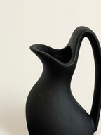 Handgefertigte mattschwarze Keramikvase mit Schwanenhals