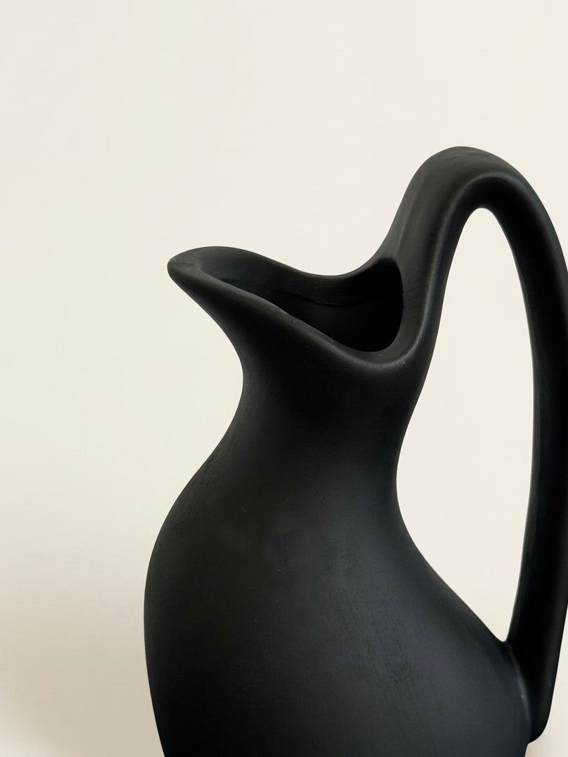 Handgefertigte mattschwarze Keramikvase mit Schwanenhals