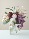 Composition florale artificielle d’orchidées et de roses violet poussiéreux