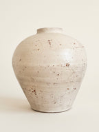 Strukturierte Keramikvase in distressed Weiß im Wabi-Sabi-Stil