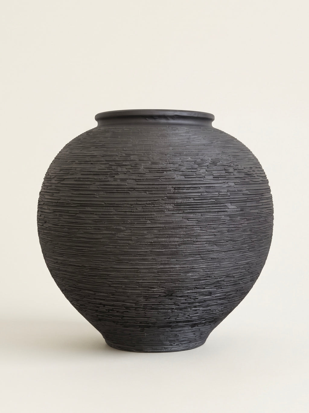 Strukturierte Keramikvase in distressed Weiß im Wabi-Sabi-Stil