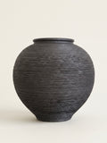 Strukturierte Keramikvase in distressed Weiß im Wabi-Sabi-Stil