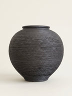 Strukturierte Keramikvase in distressed Weiß im Wabi-Sabi-Stil