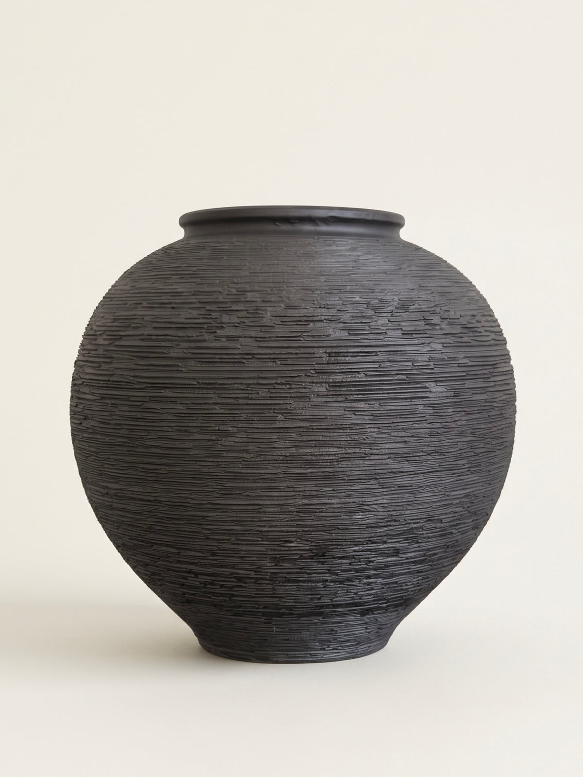 Strukturierte Keramikvase in distressed Weiß im Wabi-Sabi-Stil