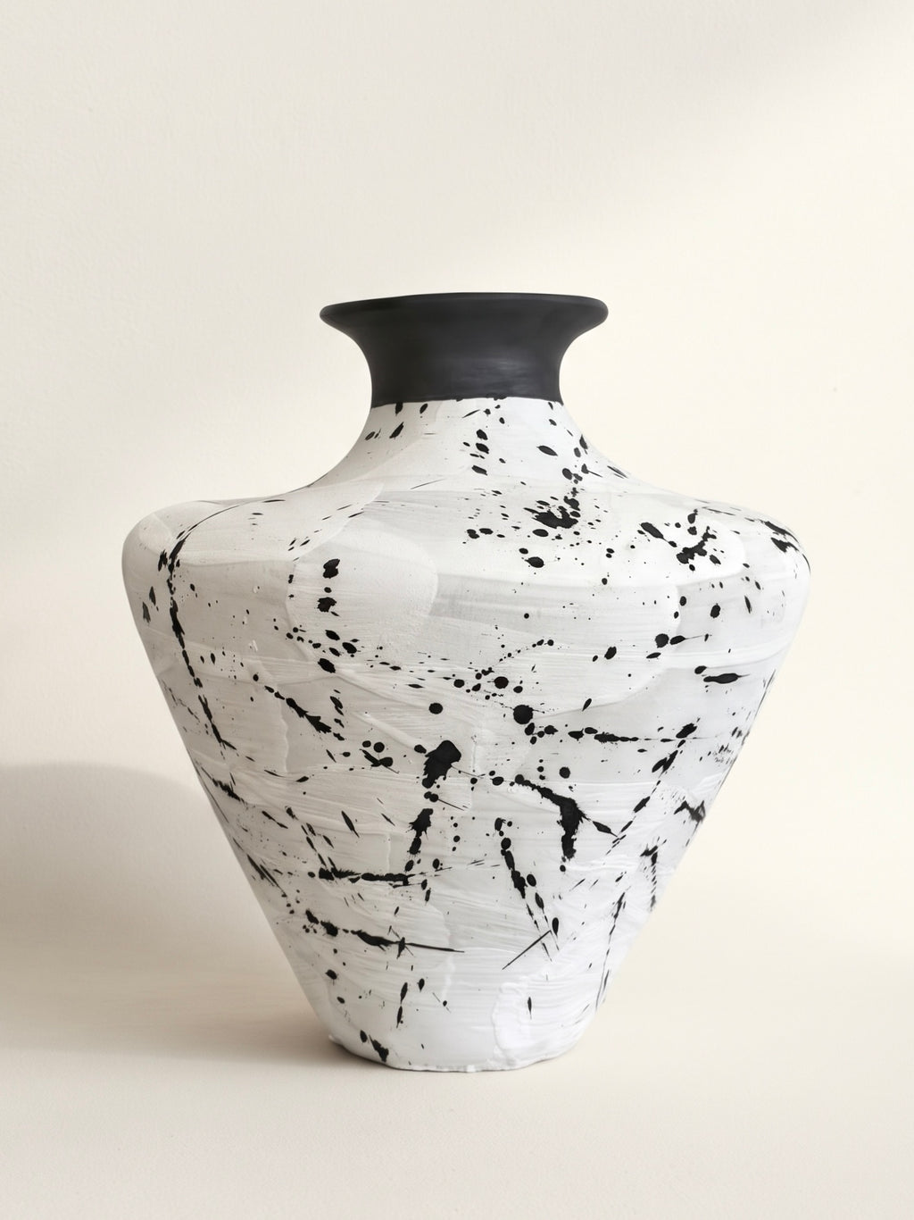 Strukturierte Keramikvase in distressed Weiß im Wabi-Sabi-Stil