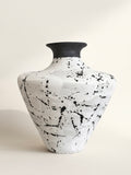 Strukturierte Keramikvase in distressed Weiß im Wabi-Sabi-Stil