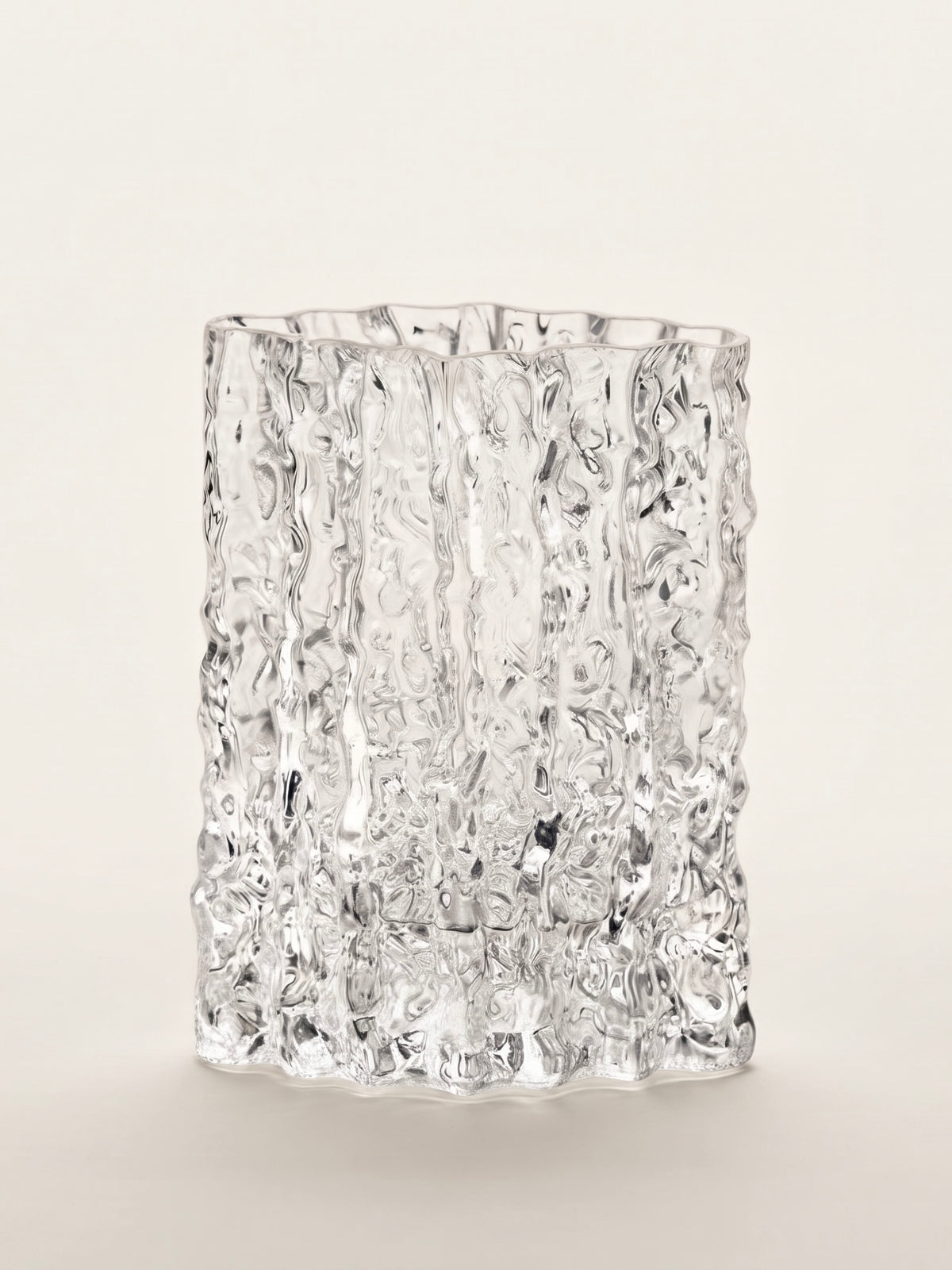 Strukturierte Keramikvase in distressed Weiß im Wabi-Sabi-Stil