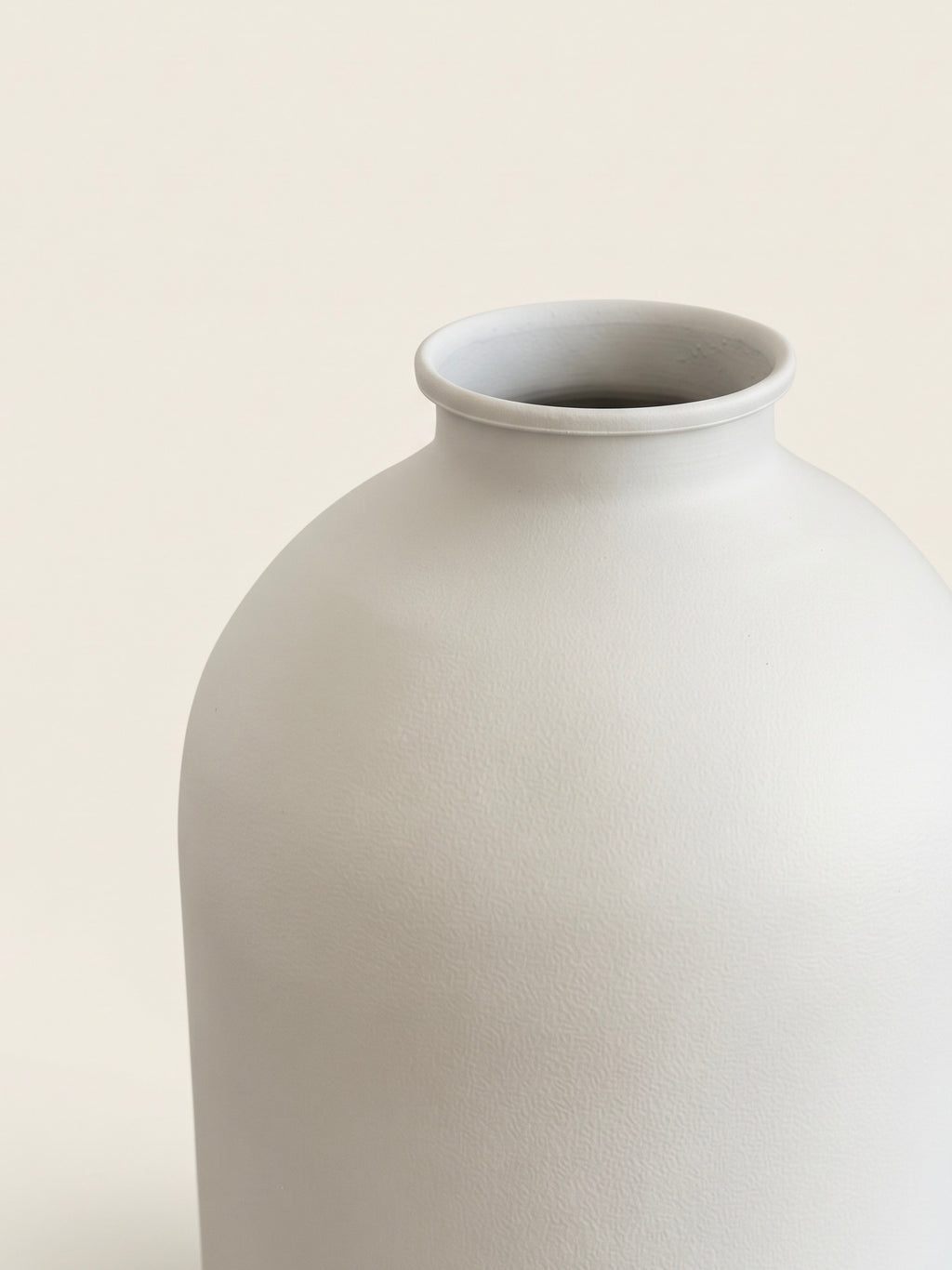 Strukturierte Keramikvase in distressed Weiß im Wabi-Sabi-Stil