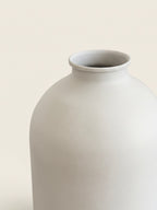 Strukturierte Keramikvase in distressed Weiß im Wabi-Sabi-Stil