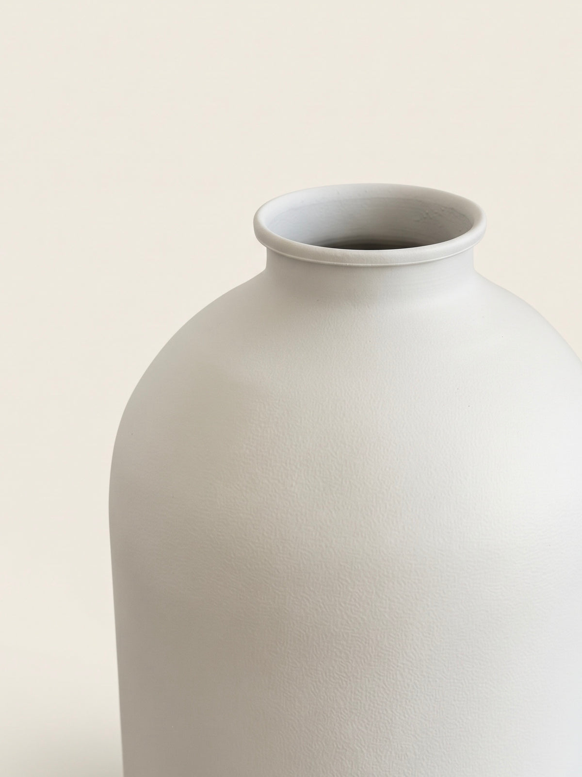 Strukturierte Keramikvase in distressed Weiß im Wabi-Sabi-Stil