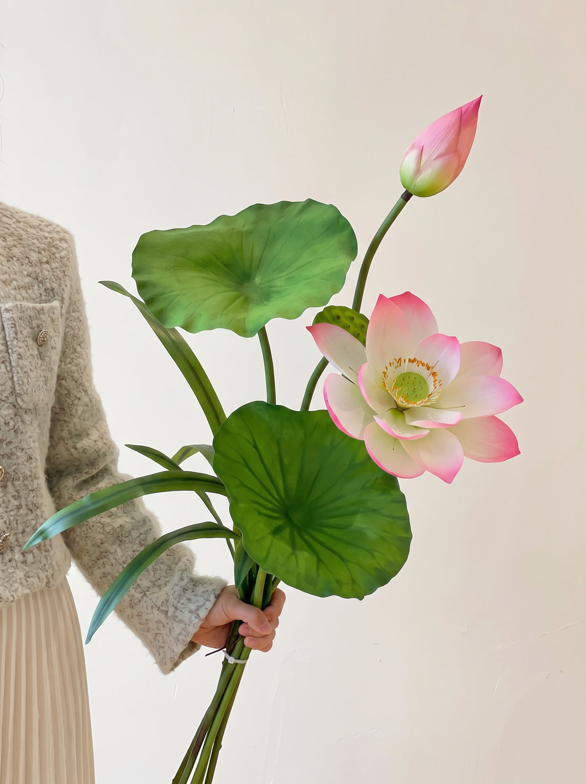 Zen-kunstbloemstuk met blushkleurige lotus en lelieblad