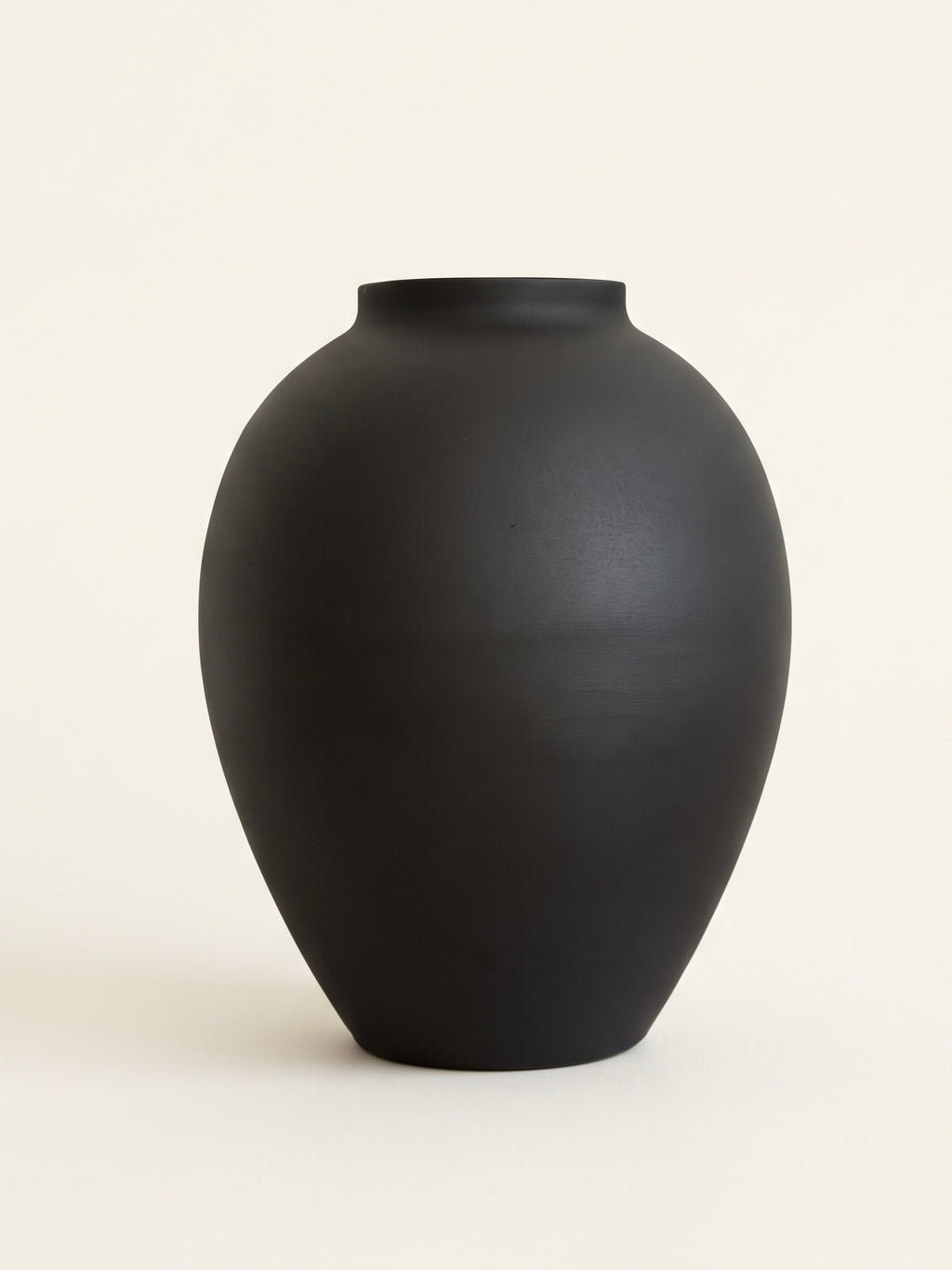 Strukturierte Keramikvase in distressed Weiß im Wabi-Sabi-Stil