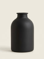 Strukturierte Keramikvase in distressed Weiß im Wabi-Sabi-Stil