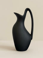 Handgefertigte mattschwarze Keramikvase mit Schwanenhals
