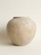 Strukturierte Keramikvase in distressed Weiß im Wabi-Sabi-Stil