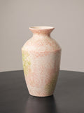 Skulpturale Keramikvase mit pastellfarbenem Sprenkelglasur-Finish