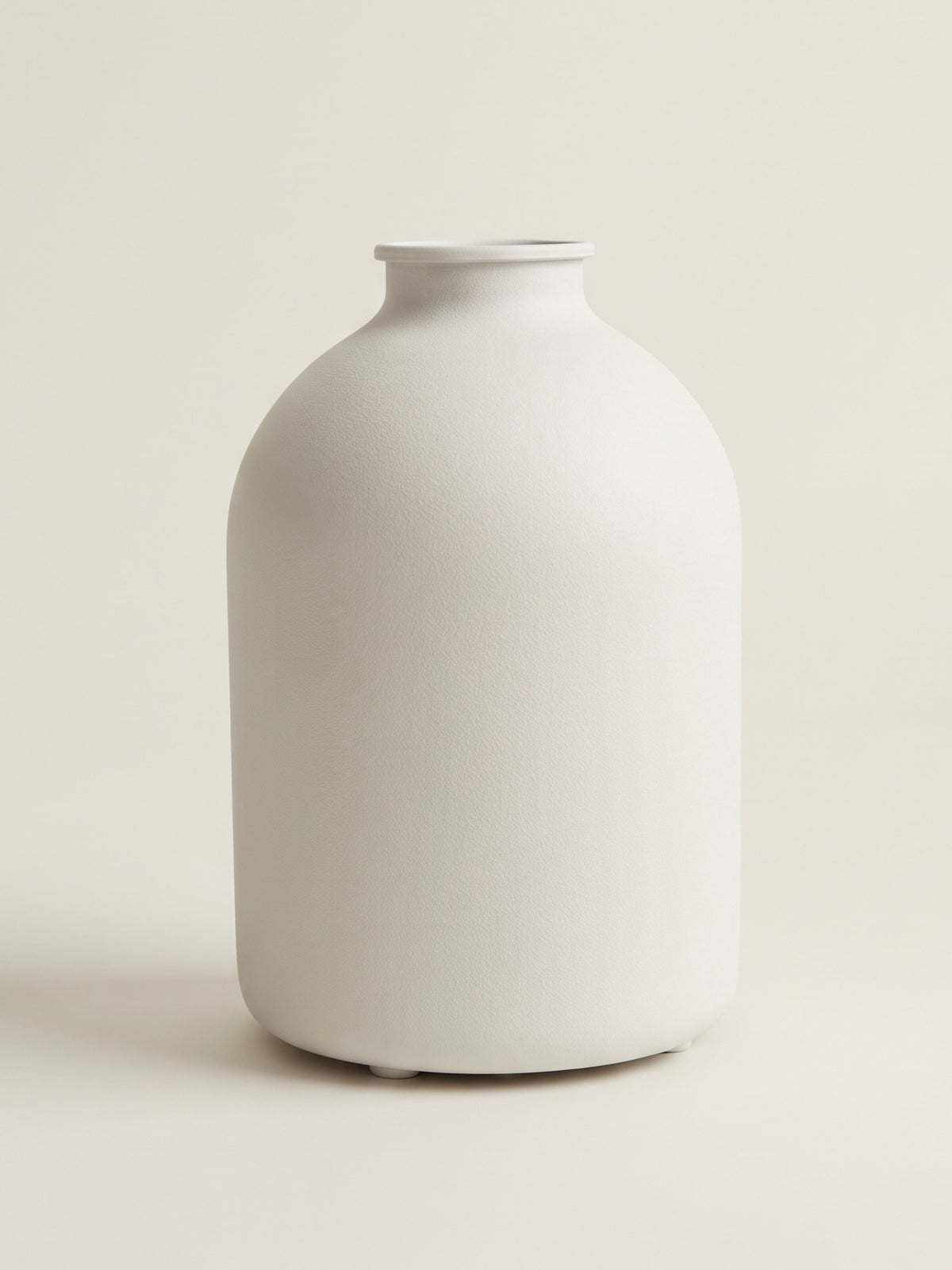 Strukturierte Keramikvase in distressed Weiß im Wabi-Sabi-Stil