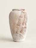 Strukturierte Keramikvase in distressed Weiß im Wabi-Sabi-Stil