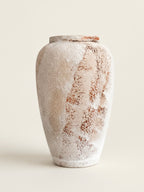 Strukturierte Keramikvase in distressed Weiß im Wabi-Sabi-Stil