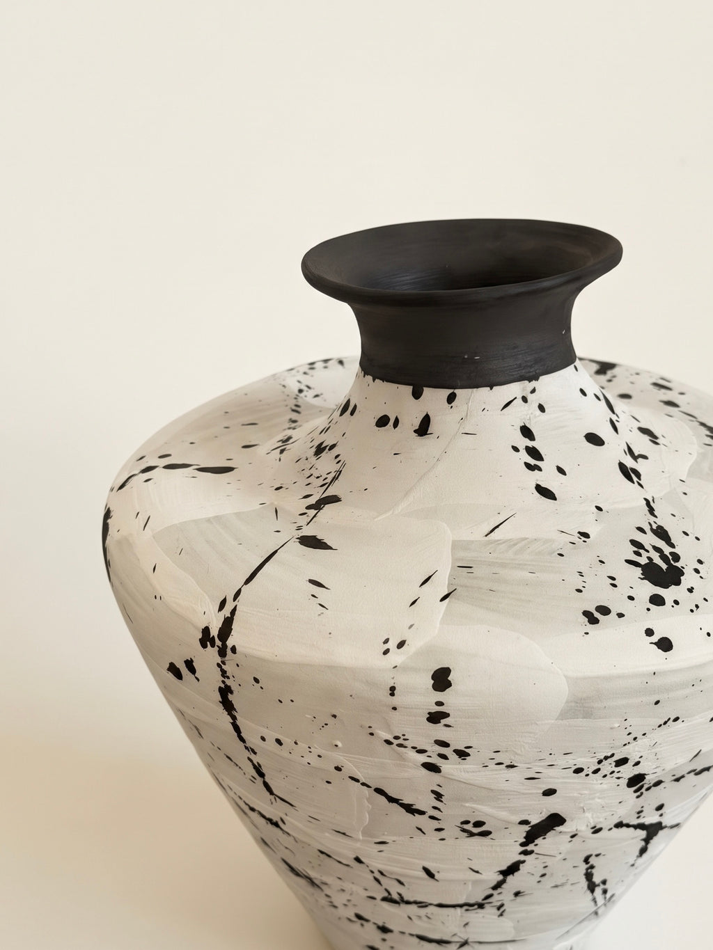 Strukturierte Keramikvase in distressed Weiß im Wabi-Sabi-Stil