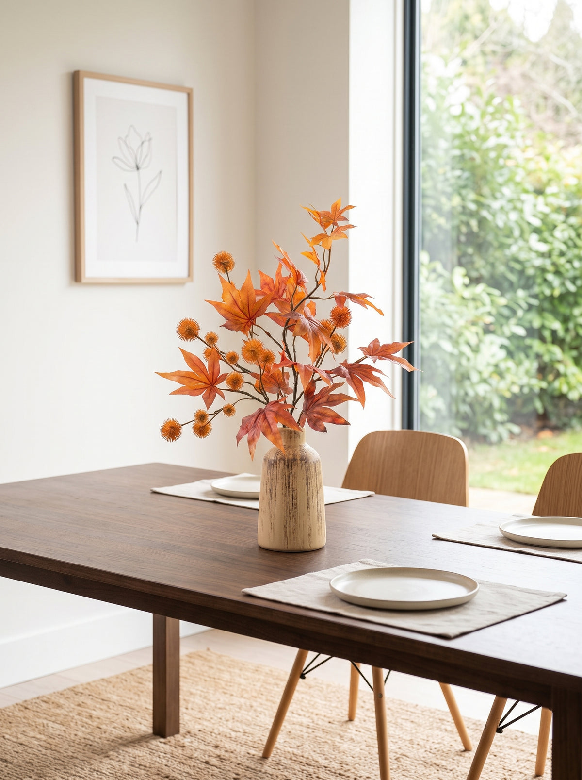 Warm botanisch kunstbloemstuk met esdoornbladeren uit de herfst