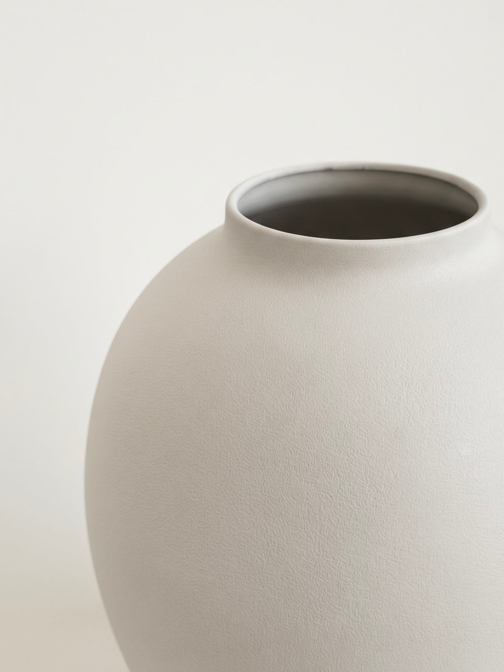 Vase en céramique blanc délavé texturé, à l’aspect patiné wabi-sabi
