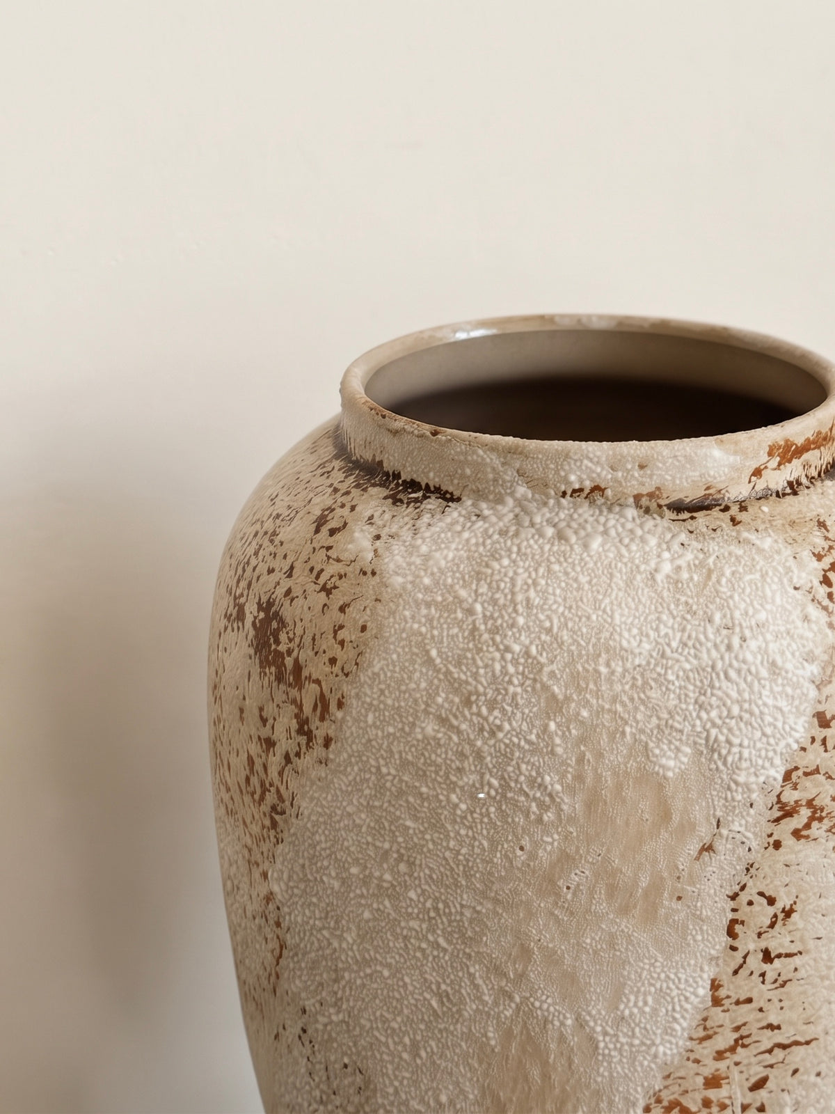 Strukturierte Keramikvase in distressed Weiß im Wabi-Sabi-Stil