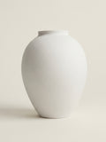 Vase en céramique blanc délavé texturé, à l’aspect patiné wabi-sabi