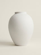 Vase en céramique blanc délavé texturé, à l’aspect patiné wabi-sabi