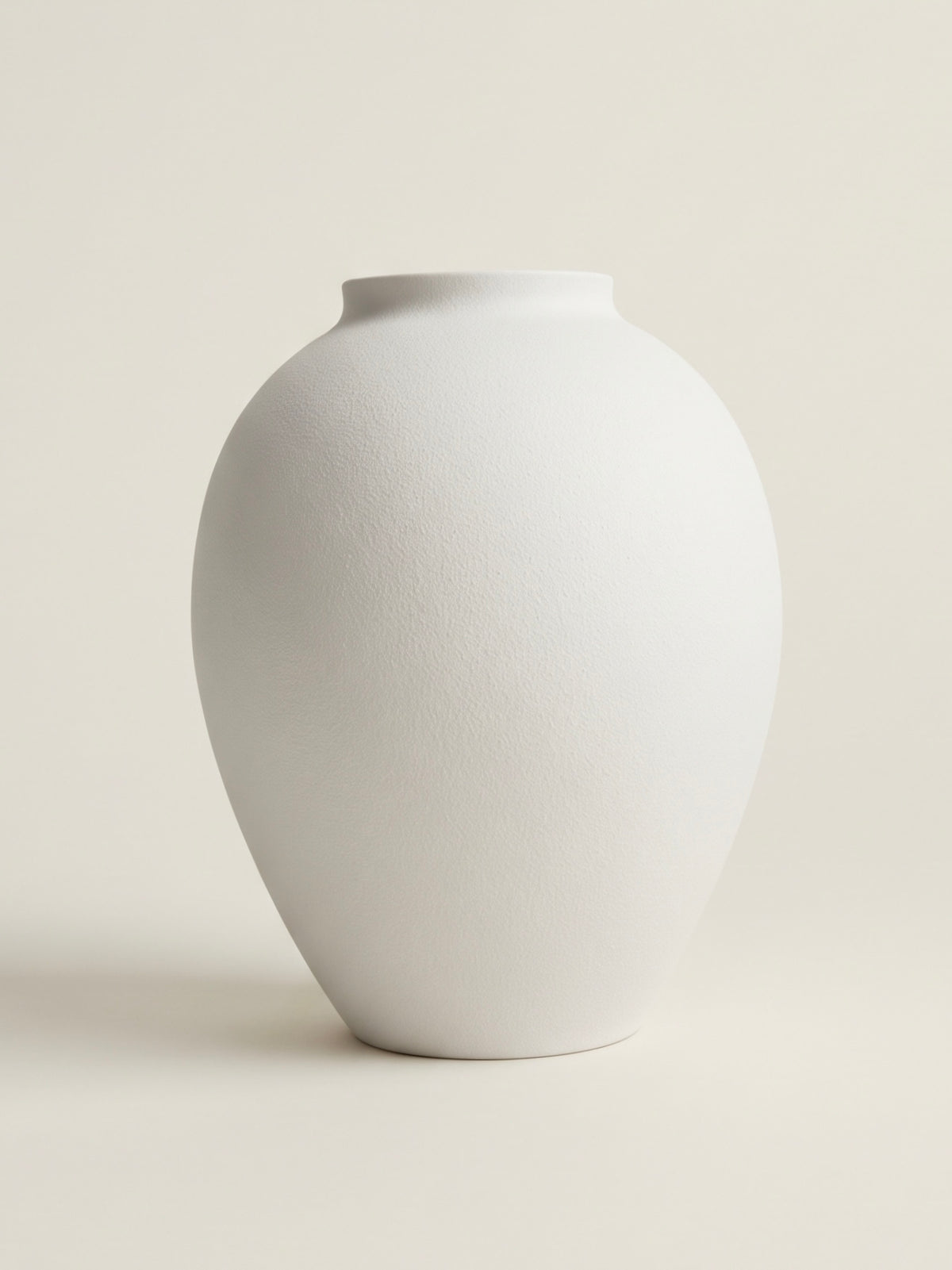 Vase en céramique blanc délavé texturé, à l’aspect patiné wabi-sabi