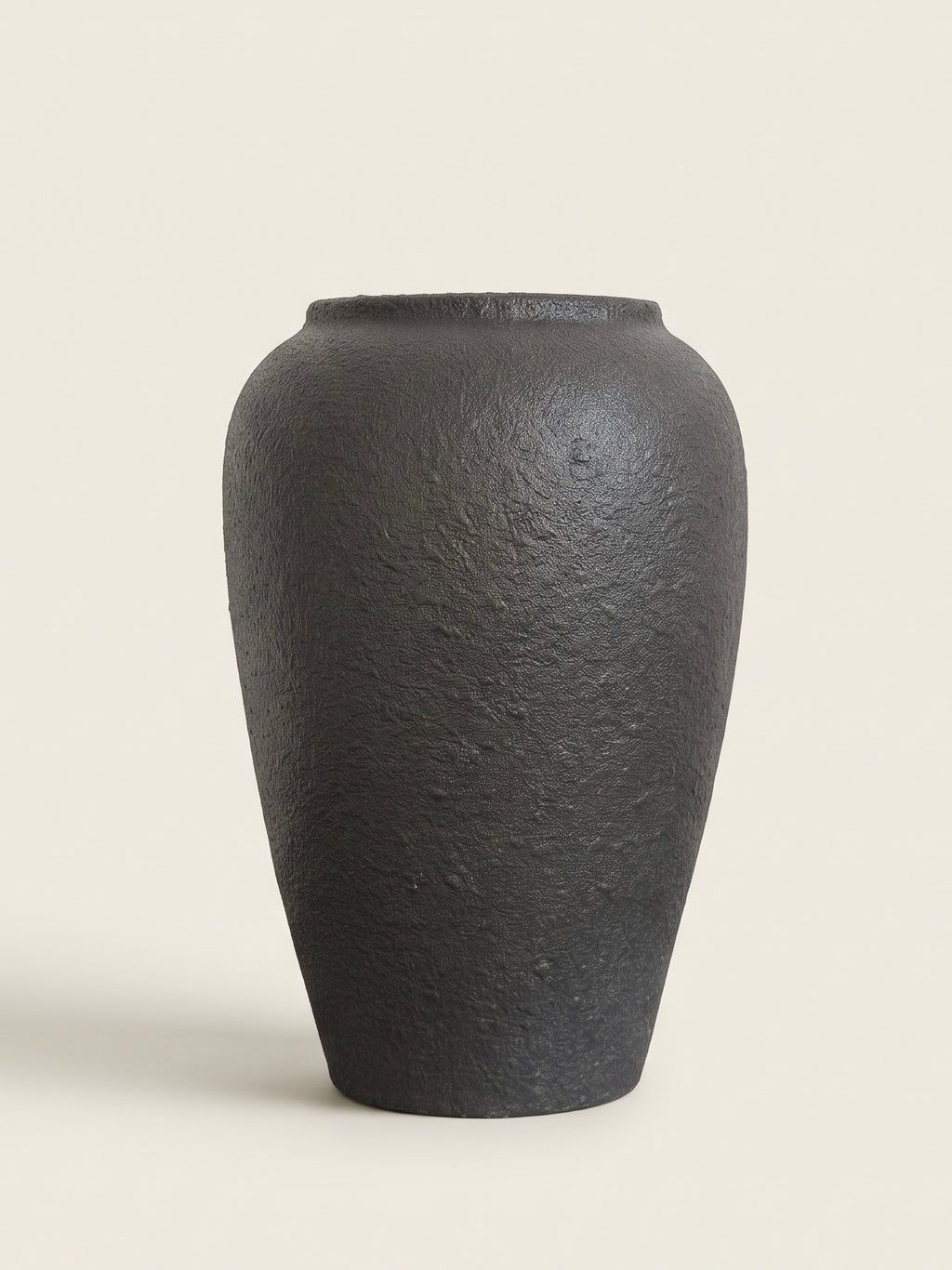 Strukturierte Keramikvase in distressed Weiß im Wabi-Sabi-Stil