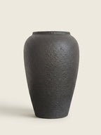 Strukturierte Keramikvase in distressed Weiß im Wabi-Sabi-Stil
