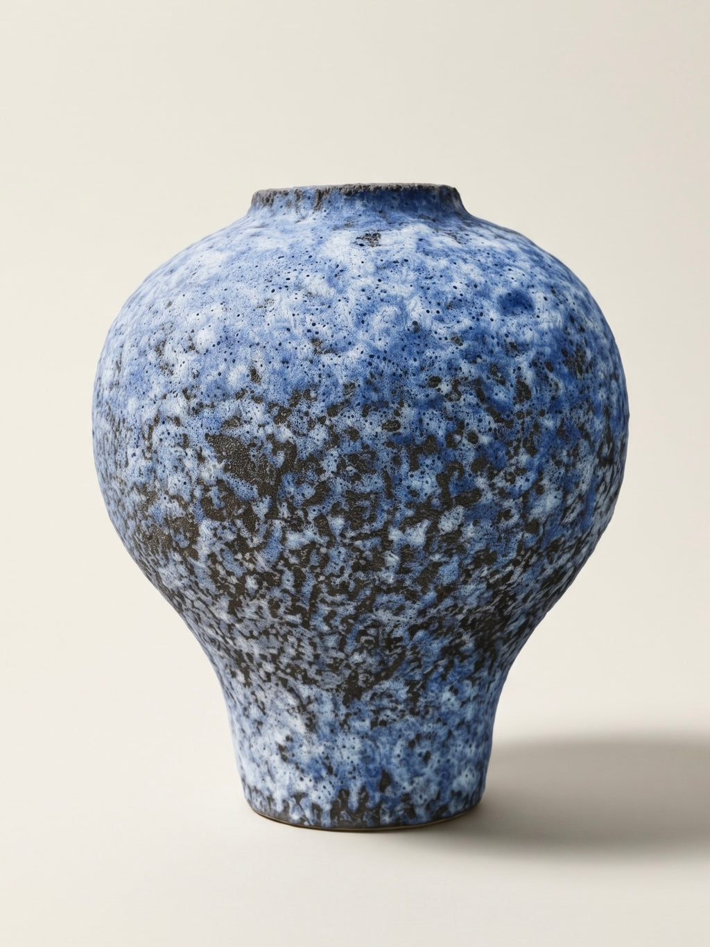Strukturierte Keramikvase in distressed Weiß im Wabi-Sabi-Stil