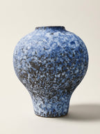 Strukturierte Keramikvase in distressed Weiß im Wabi-Sabi-Stil