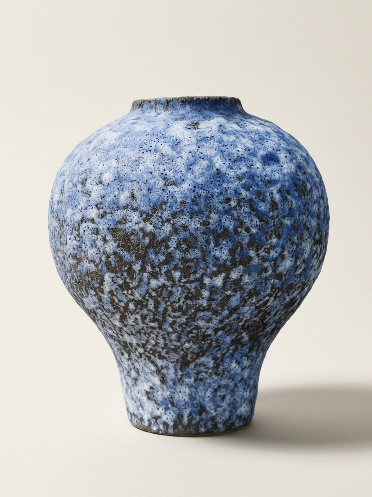 Strukturierte Keramikvase in distressed Weiß im Wabi-Sabi-Stil