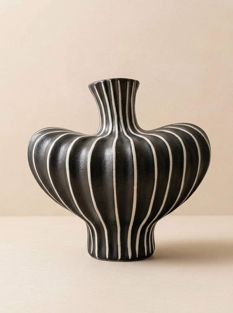 Vase sculptural moderne rayé noir et blanc