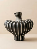 Vase sculptural moderne rayé noir et blanc