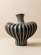 Vase sculptural moderne rayé noir et blanc