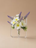 Minimalistisch kunstbloemstuk met witte margriet en lavendel