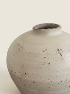Strukturierte Keramikvase in distressed Weiß im Wabi-Sabi-Stil