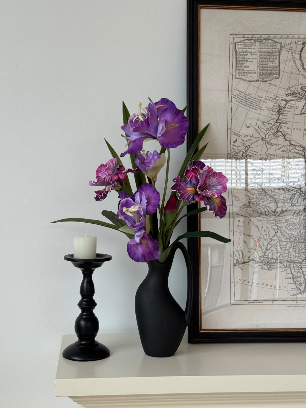 Handgefertigte mattschwarze Keramikvase mit Schwanenhals