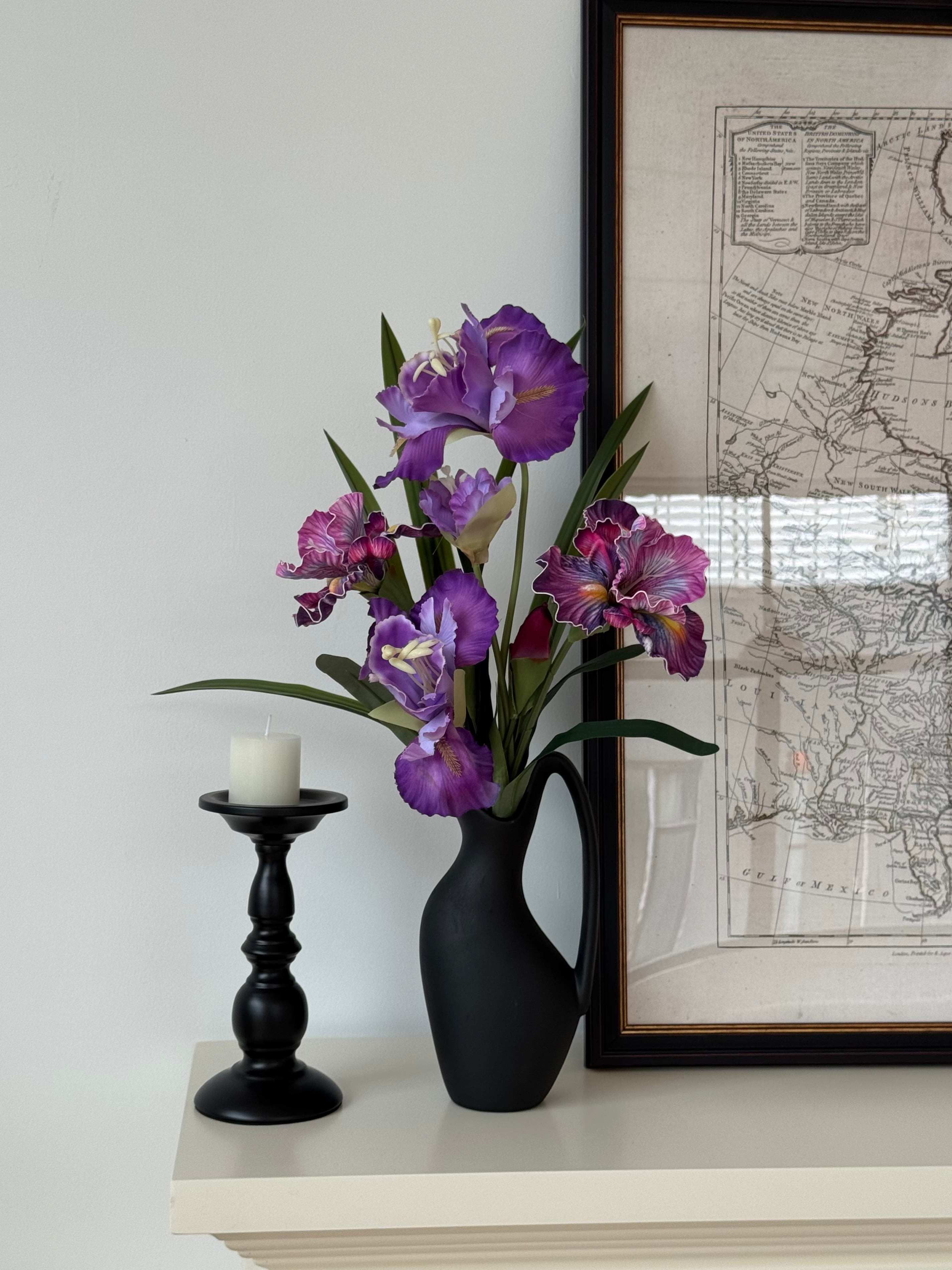 Handgefertigte mattschwarze Keramikvase mit Schwanenhals
