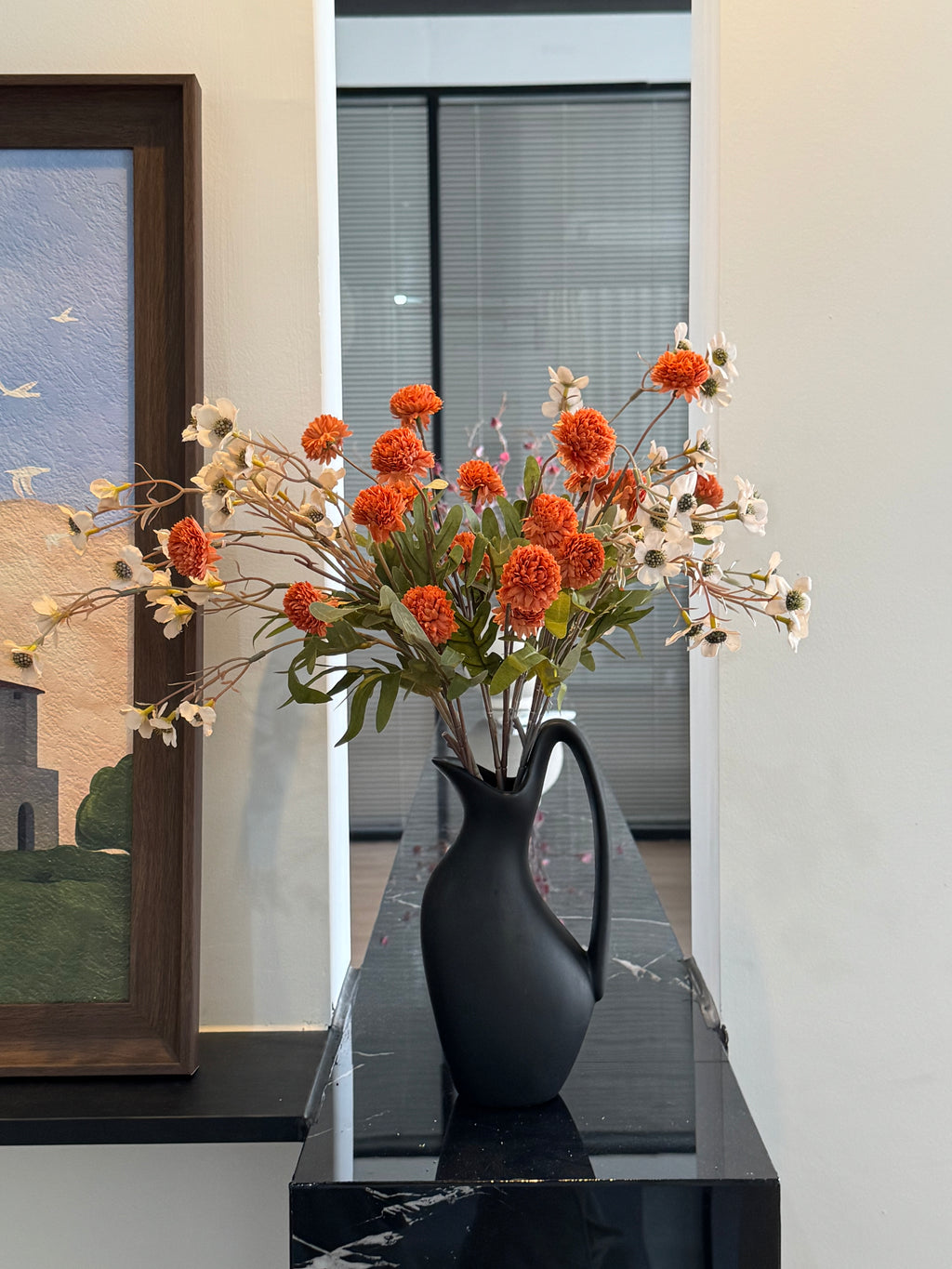 Handgefertigte mattschwarze Keramikvase mit Schwanenhals