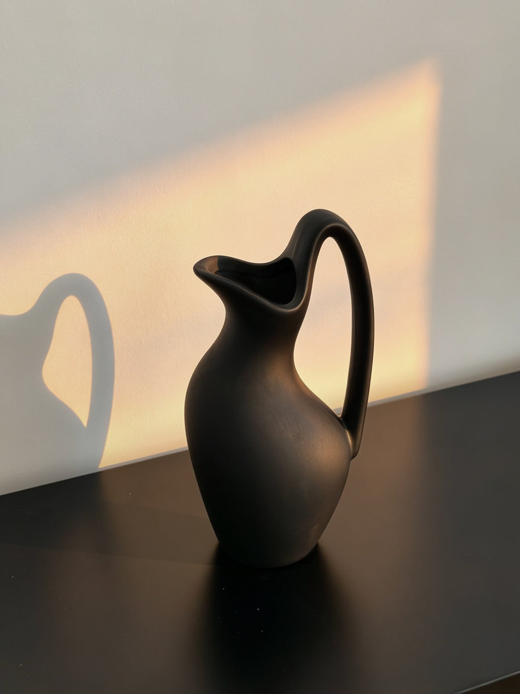 Handgefertigte mattschwarze Keramikvase mit Schwanenhals
