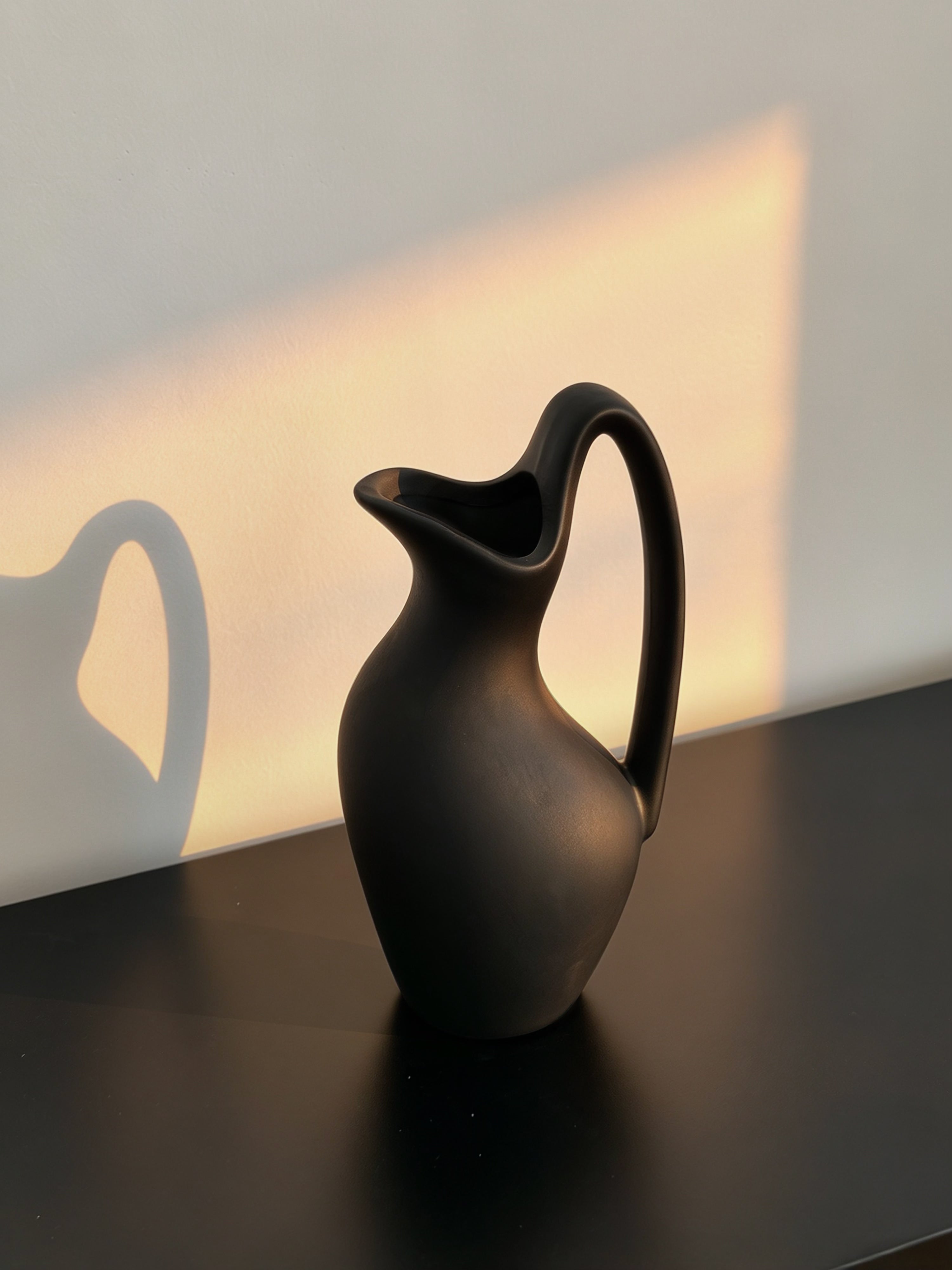 Handgefertigte mattschwarze Keramikvase mit Schwanenhals