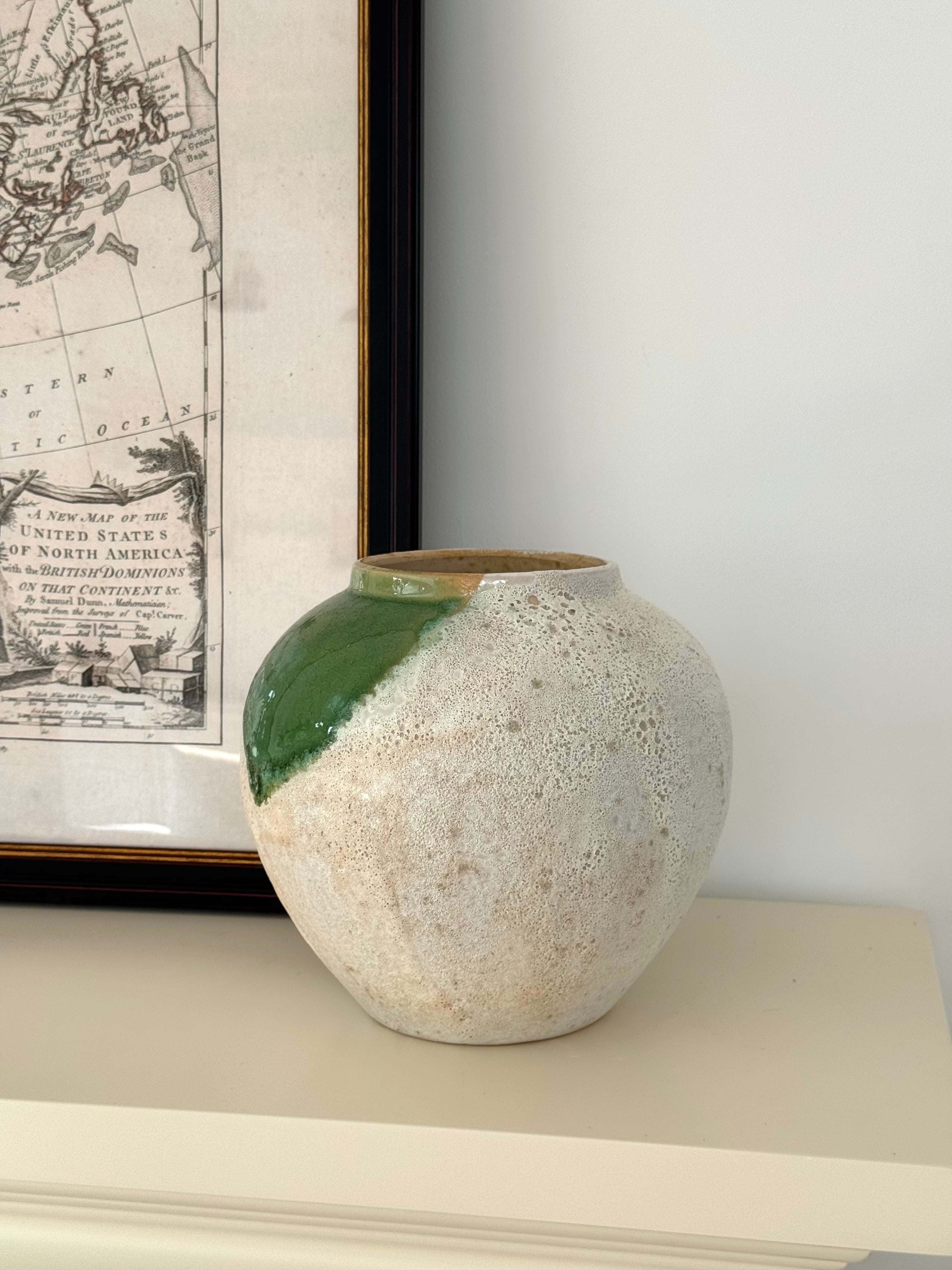 Vas med lava-bubblor och droppglasyr i wabi-sabi-stil